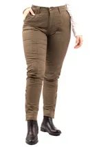 Pantalón de montar negro tableado, de corte ajustado y tiro alto, con detalles de botones en el tobillo.