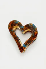 Hebilla para el pelo con forma de corazón, diseño carey en tonos marrones y azules, con estructura interior metálica dorada.