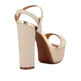 Sandalia de plataforma alta y taco grueso, color dorado brillante con textura glitter. Presenta una tira ancha en la parte delantera y una tira fina ajustable alrededor del tobillo.