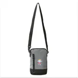 Morral Rip Curl gris con detalles en negro. Presenta un bolsillo frontal con cierre y logo de la marca estampado.