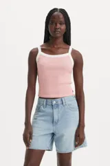 Musculosa corta de tejido de punto acanalado, con rayas horizontales rosas y blancas.