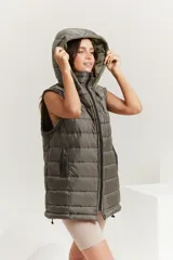 Chaleco verde militar con cierre frontal, bolsillos laterales y capucha forrada.