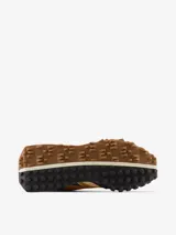 Zapatillas New Balance modelo UXC72 de diseño vanguardista con punta cuadrada. Presentan una combinación de colores vibrantes que incluye verde, amarillo, rosa y gris, confeccionadas en una mezcla de gamuza y malla. Destacan por su suela de goma con relieve pronunciado y el logo N lateral en color amarillo.