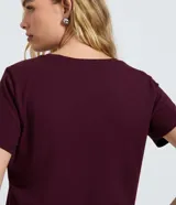 Remera básica de cuello redondo y manga corta, confeccionada en algodón peruano de alta calidad. Presenta un diseño liso y versátil, ideal para uso diario.