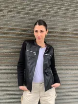 Campera negra con cuerpo de cuero y mangas de lana.