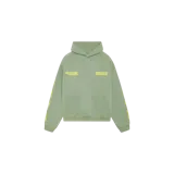 Hoodie oversize de color verde con capucha, bolsillo frontal tipo canguro y estampado gráfico amarillo en el pecho y las mangas.