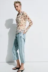 Jeans capri de tiro medio y corte recto perteneciente a la colección Zara Woman Collection. Confeccionado en denim de color celeste claro, cuenta con diseño de cinco bolsillos, trabillas para cinto y cierre frontal con cremallera y botón metálico.