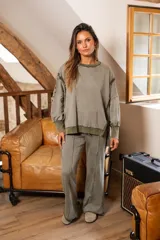 Pantalón de algodón color verde oliva, de corte ancho y estilo vintage.