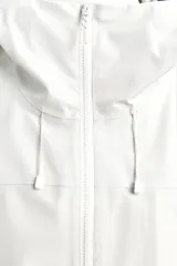 Cazadora deportiva de ajuste regular, confeccionada en tejido técnico de tres capas con membrana impermeable (resistencia al agua ≥15K) y costuras termoselladas. Presenta cuello subido con capucha ajustable, manga larga con puños ajustables con tira adherente, aberturas con cremallera termosellada en axilas para ventilación, bolsillos frontales con cremallera termofijada y bajo ajustable con elásticos laterales.