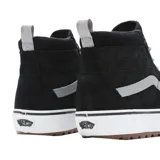 Championes de caña alta Vans Sk8-Hi MTE-1, color negro con patrón de cuadros en relieve en la caña. Presenta la icónica franja lateral en material reflectante gris. Posee una suela gruesa blanca con banda negra y suela exterior de goma marrón con tacos para mayor tracción.