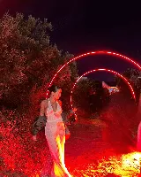 Vestido largo de tejido de punto calado color crema, con escote halter y espalda descubierta.