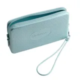 Billetera tipo sobre Havaianas Bag Plus, color turquesa, con textura de relieve característica de la marca y cierre perimetral. Incluye una correa de muñeca desmontable.