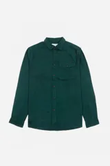 Camisa de franela verde oscuro jaspeada, de manga larga, con cuello clásico, cierre frontal con botones, bolsillo de parche en el pecho y puños abotonados.