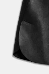 Shorts de tiro medio confeccionados en piel 100%, con cintura con trabillas, bolsillos laterales y cierre frontal con cremallera, botón y ganchos metálicos.