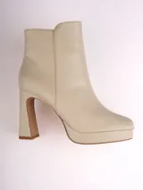 Botines negros de cuero sintético con plataforma y taco geométrico.