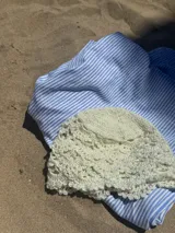 Gorro tipo casquete tejido al crochet, color crudo, con diseño calado.