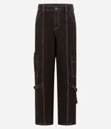 Pantalón baggy de sarga color negro con costuras blancas contrastantes. Presenta un diseño de tiro alto, corte holgado, bolsillos laterales tipo cargo y cierre frontal tradicional.