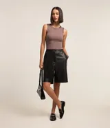 Blusa sin mangas de Cortelle, color negro, de corte ajustado y diseño liso, con detalle de ribete satinado en el cuello y las sisas.