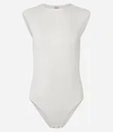 Body femenino color blanco tiza, de manga corta con hombros marcados (sisa desplazada) y cuello redondo. Confeccionado en poliamida y elastano.
