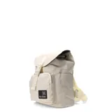 Mochila urbana de diseño compacto en color beige, con solapa frontal y cierre de hebilla. Cuenta con un bolsillo externo con cierre y parche con logo de la marca N+Club.