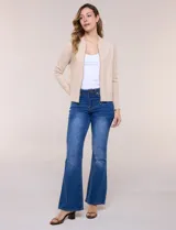 Cardigan tejido con cierre frontal de la marca Rio & Rian, de silueta entallada y estilo bomber, color beige. Cuenta con cuello a la base, cierre metálico completo, textura labrada en relieve en el frente y las mangas, mangas largas con puños acanalados y ruedo recto.