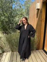 Vestido largo color verde oliva, de lino, con corte amplio, cuello mao, escote en V y mangas largas acampanadas.