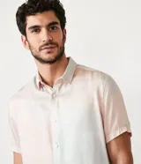 Camisa de manga corta con cuello camisero, corte slim y cierre abotonado. Diseño con efecto degradado en tonos pastel. Confeccionada en viscosa texturizada.