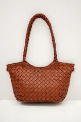 Cartera de cuero marrón con diseño trenzado y asas de hombro trenzadas.
