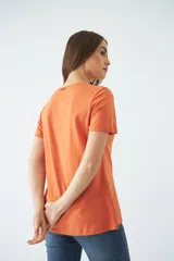 Remera básica de dama con escote redondo y mangas cortas, de calce regular.