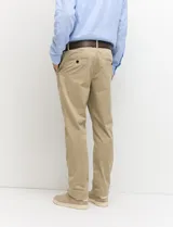 Pantalón tipo chino de corte slim moderno, de color gris, con bolsillos funcionales delanteros e italianos y detalles de costura premium.
