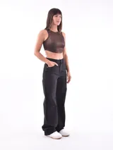 Crop top plateado de tejido acanalado, con cuello redondo y sisas anchas.