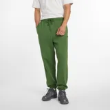 Pantalón de jogging verde militar de felpa francesa con cintura elástica ajustable con cordón, bolsillos laterales y trasero, puños elásticos y logo bordado en la pierna izquierda.