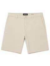 Short tipo bermuda de gabardina color beige, de corte recto y clásico, con bolsillos laterales y cierre frontal con botón y cremallera.