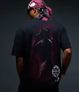 Remera de algodón color negro, con cuello redondo, mangas cortas y estampa frontal en tono rojizo.