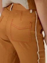 Pantalón de lino color beige, de corte recto y elegante, con bolsillos laterales.