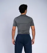 Remera deportiva azul marino de manga corta, corte ajustado y logo de Umbro estampado en el pecho.