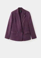 Blazer de lino color bordó con diseño recto, cuello pico con solapa, mangas largas y cierre de doble botonadura.