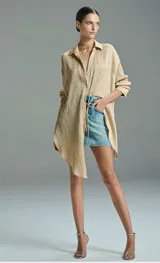 Minifalda de jean celeste con lavado ácido y cinturón dorado.