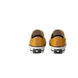 Championes Converse Chuck 70 Ox color amarillo con cordones blancos y suela de goma blanca.