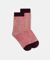 Calcetines estampados color rosa con diseños geométricos y lurex plateado, puntera y caña de algodón color borgoña.