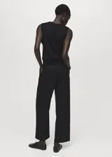 Pantalón de tiro medio, diseño recto y largo, con detalle de pinzas, trabillas, dos bolsillos laterales y cierre oculto con botón, gancho y cremallera.
