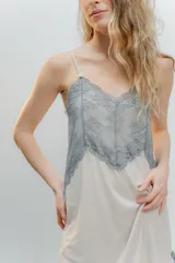 Camisón de algodón color beige con escote en V y ruedo decorados con puntilla gris. Presenta breteles finos y corte recto.