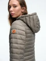Campera larga acolchada color gris oscuro, con capucha fija, cierre frontal de cremallera de dos vías y diseño ligero con relleno sintético aislante.