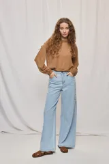 Jean wide leg blanco de tiro medio, con calce amplio y detalle de flores bordadas en los laterales.