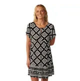 Vestido corto Rip Curl de corte shift, color negro con estampado geométrico en blanco, mangas cortas y escote en V con cordones para atar.