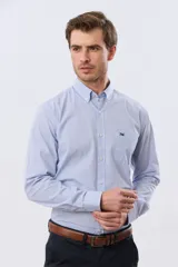 Camisa de manga larga con estampado de cuadros pequeños, cuello abotonado, cierre frontal con botones y un bolsillo en el pecho con detalle bordado.