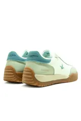 Championes deportivos para mujer Santa Barbara Loop, de color blanco con detalles en verde menta y suela de goma marrón.