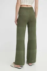 Pantalón de punto color verde oliva, con puntadas mixtas creando diseños geométricos tipo crochet, corte recto y cintura elástica.