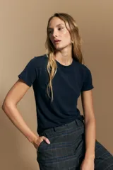 Remera básica de manga corta con cuello redondo y silueta ajustada, confeccionada en una mezcla de lyocell y elastano que proporciona una textura suave, liviana y elástica.