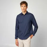 Camisa de vestir azul marino con lunares blancos, de corte clásico y manga larga.